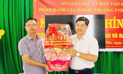 Phó Giám đốc Sở Dân tộc và Tôn giáo tỉnh An Giang Danh Tha chúc tết, tặng quà Trường Phổ thông Dân tộc nội trú THCS Hà Tiên.